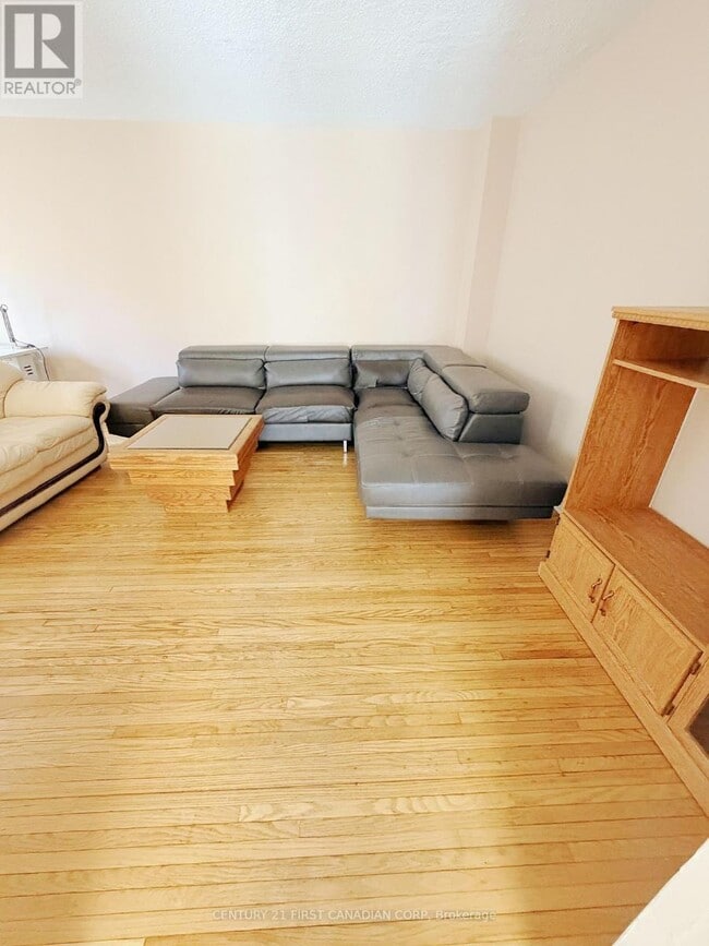 Building Photo - 575 Gainsborough Rd