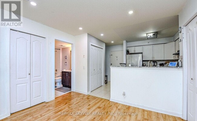 Building Photo - 8 Dayspring Cir