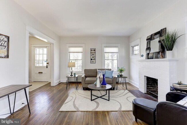 Living room - 4005 13th St NE