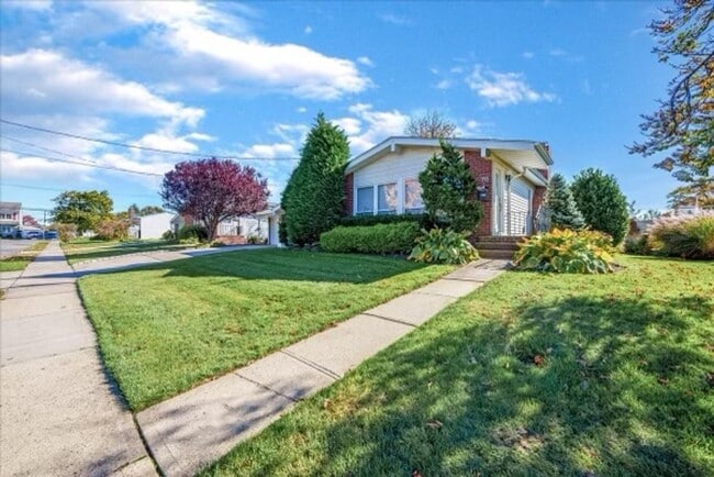 Building Photo - Immaculate 3 bedroom 3 Bathroom