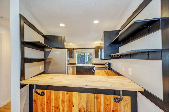 Building Photo - Two Bedroom Townhouse in Edmonds