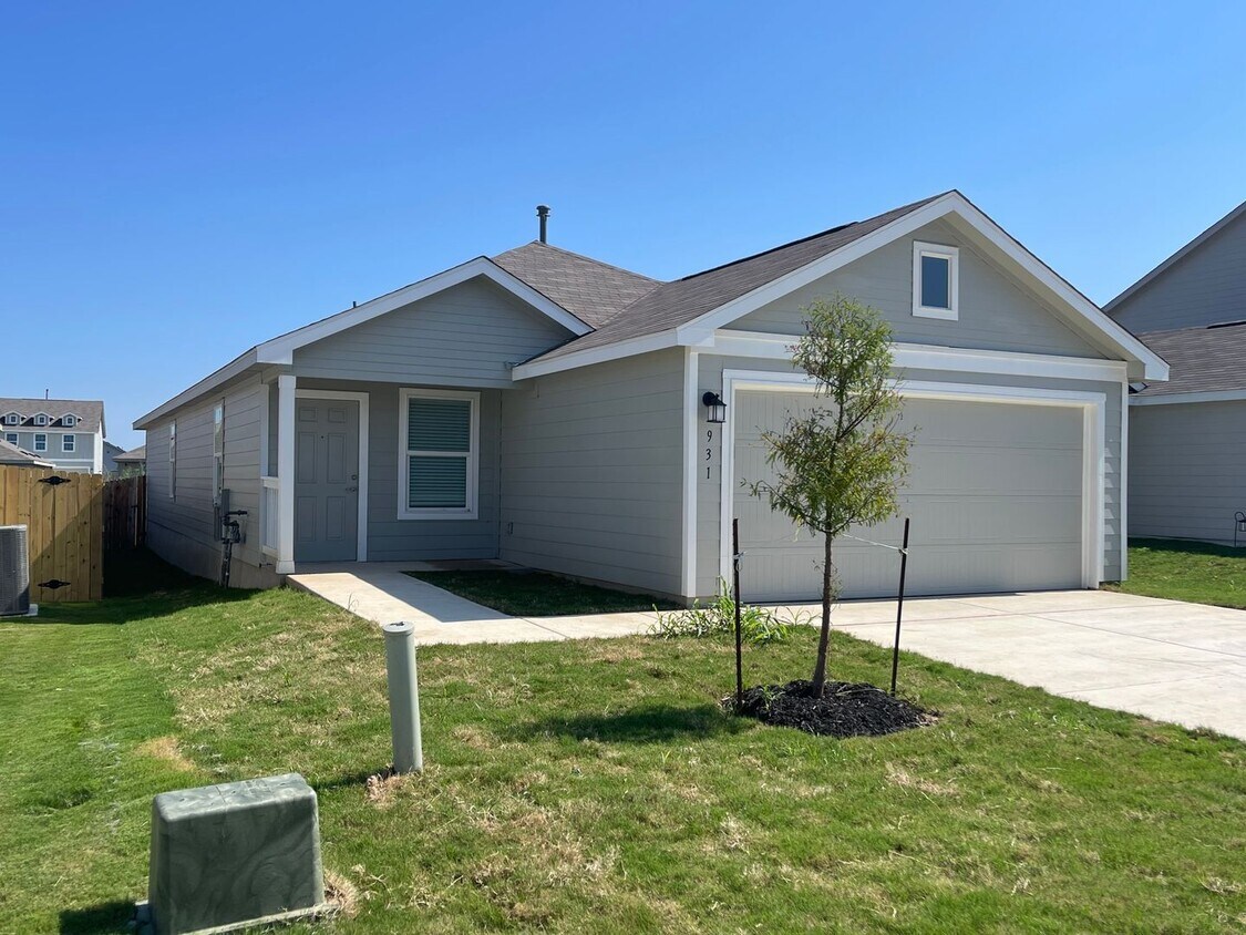 Primary Photo - Spacious Single Story Home with Great Amen...