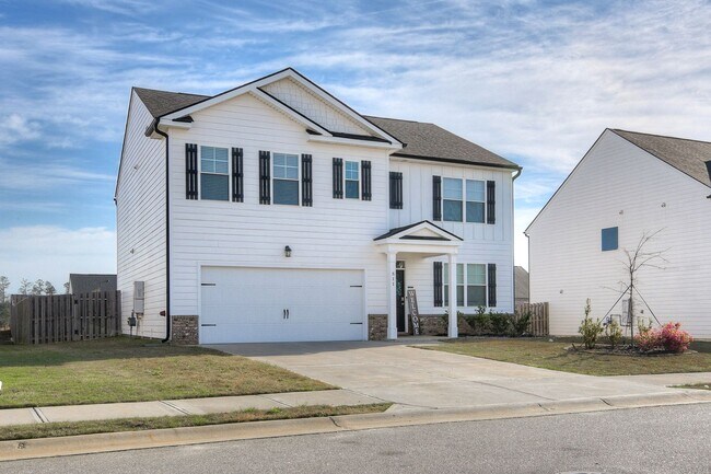 Building Photo - Beautiful 5 Bedroom 3 Bath