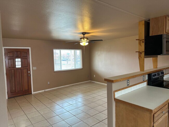 Building Photo - 3 bed 1 3/4 Bath 2 car garage