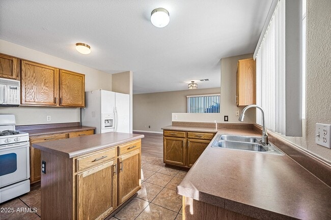 Foto del edificio - 16175 W Adams St