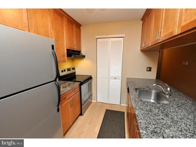 Building Photo - 1950 The Woods II