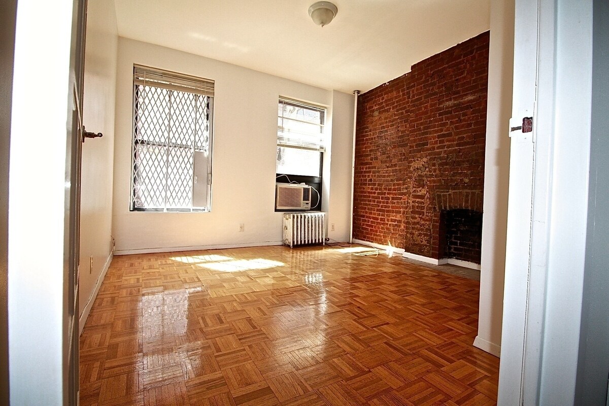 333 W 43rd St, New York, NY 10036 333 W 43rd St New York, NY