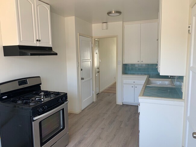 Building Photo - 264 La Verne Ave
