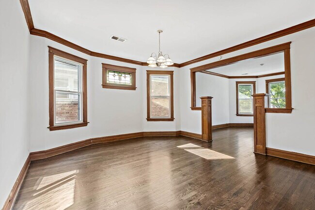 Building Photo - 4832 W Cornelia Ave