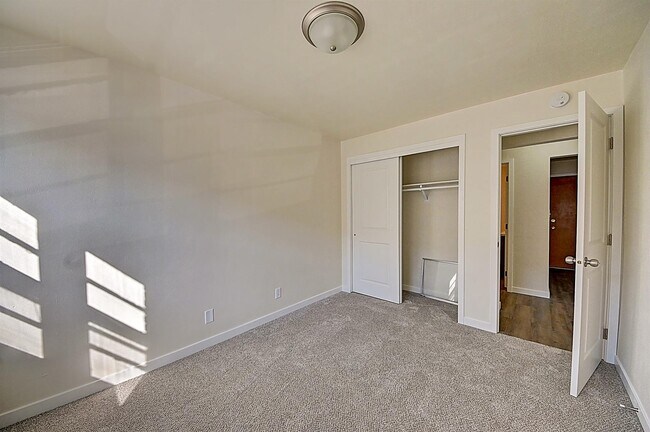 Building Photo - 127 Southview Dr
