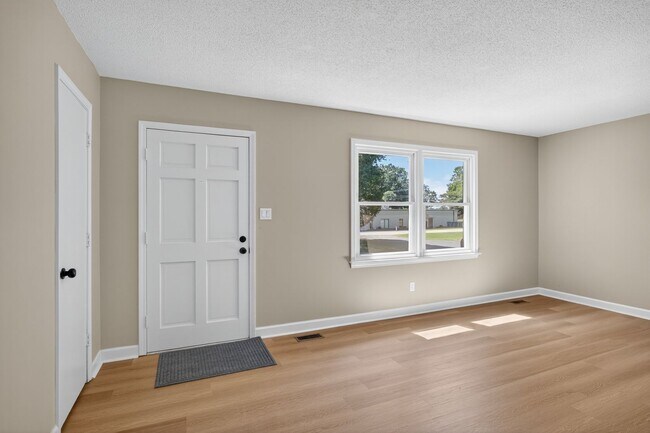 Foto del edificio - 3 bedroom, 2 bathroom House in Eden!