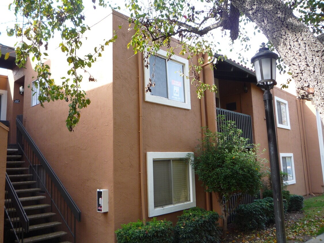 Primary Photo - Reduced price-End/Corner 2 Bed/ 2 Bath Con...