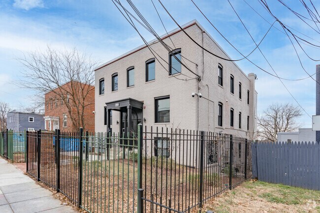 Building Photo - 2805 Jasper St SE