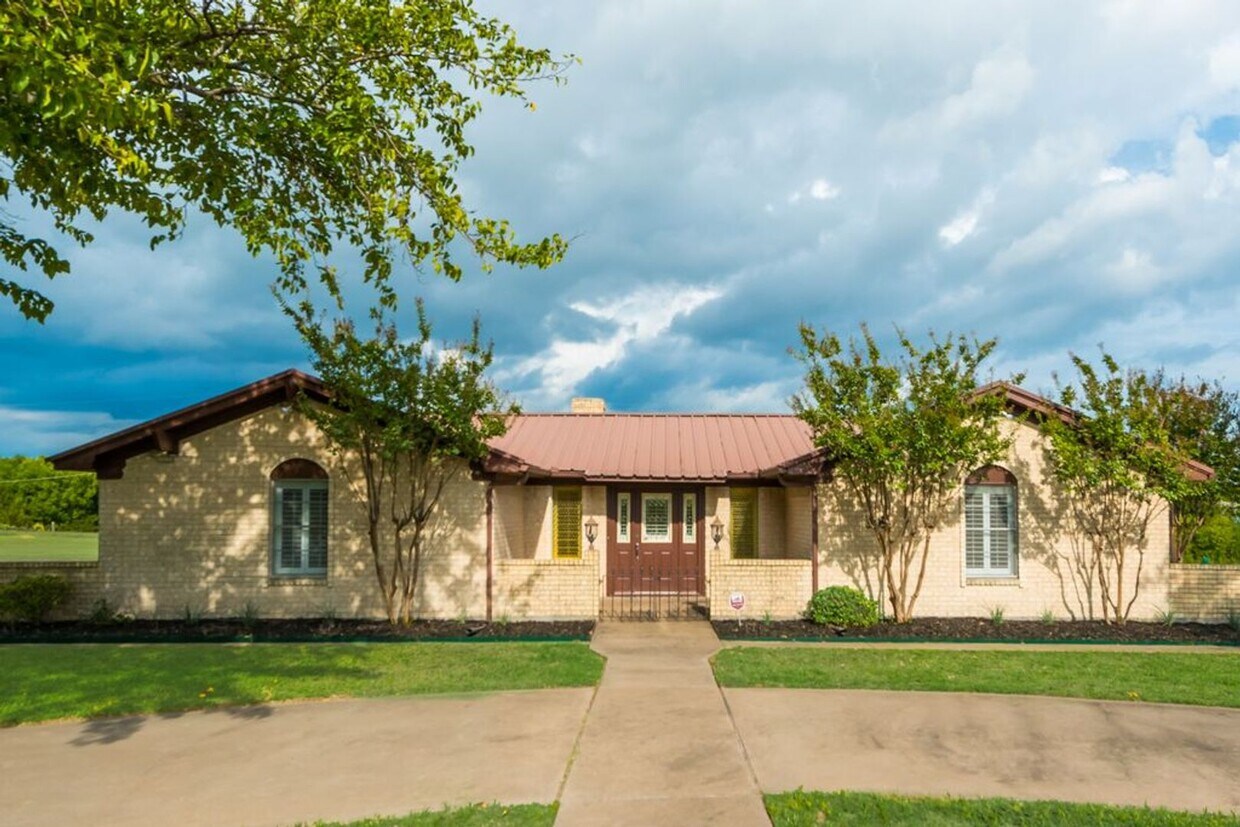 Primary Photo - Country Living 3 Bed 2 Bath - Farmersville...