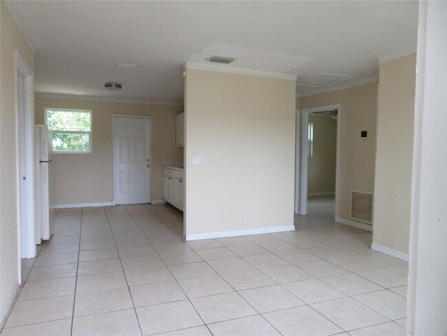 Foto del edificio - 1548 W 10th St