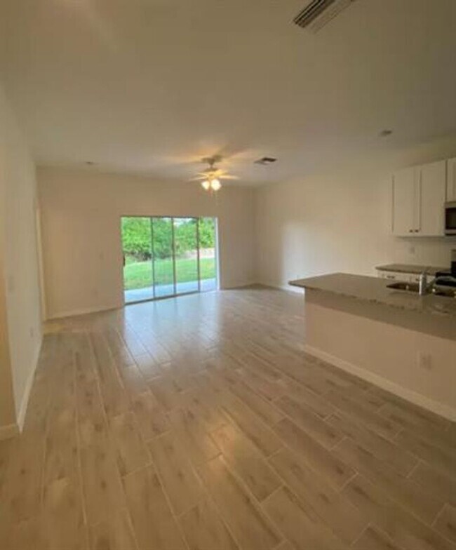 Foto del edificio - 26323 Explorer Rd