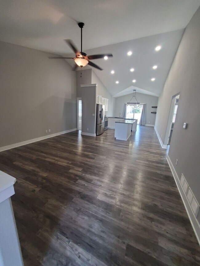 Foto del edificio - Single Family Home - Available Today!