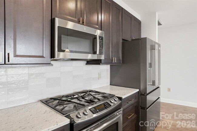 Foto del edificio - 701 Royal Ct