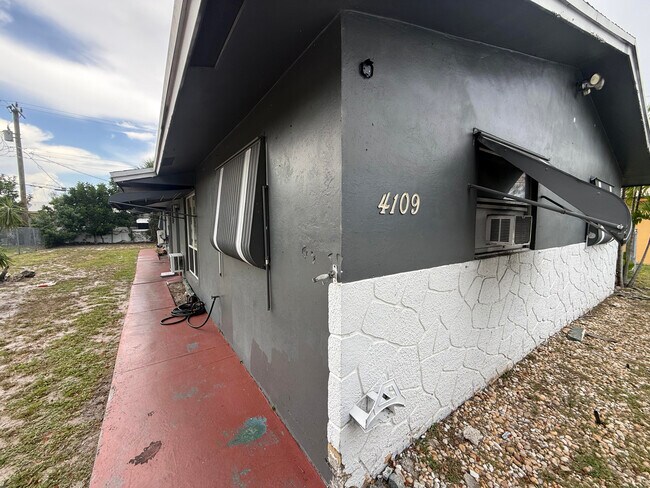Building Photo - 4109 SW 24th St