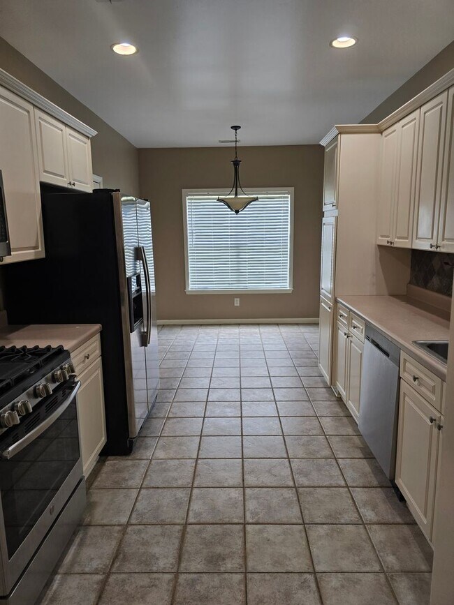 Building Photo - 690 Old Cahaba Dr