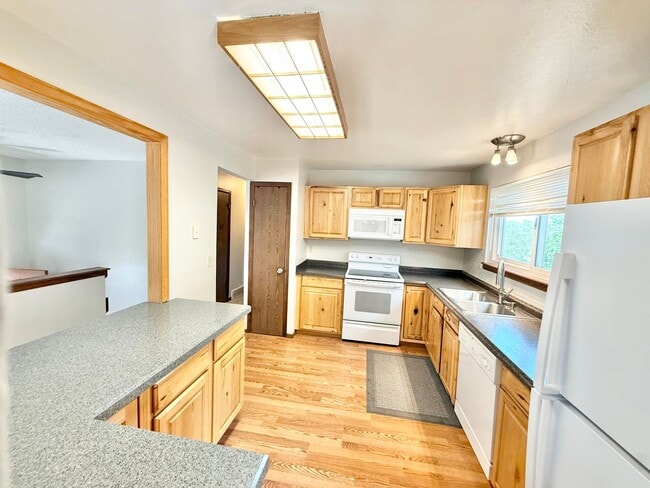 Building Photo - 6515 Flintridge Dr