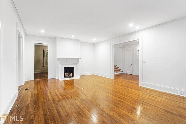 Building Photo - 120 Peachtree Cir NE