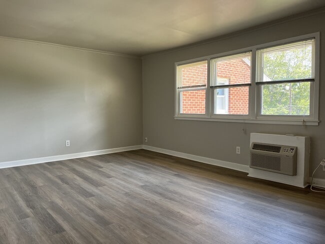 Building Photo - 709 Daniels St