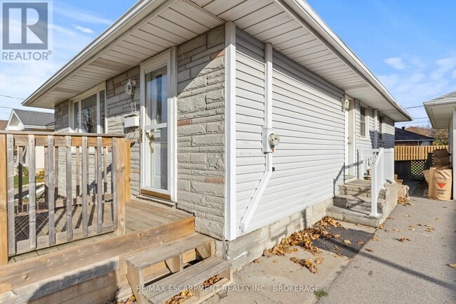 Building Photo - 14 Westmount Ave