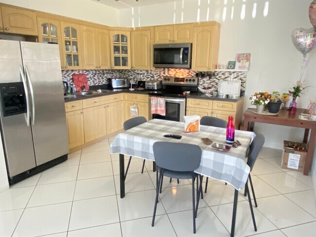 Building Photo - 204 NE 10th Ave