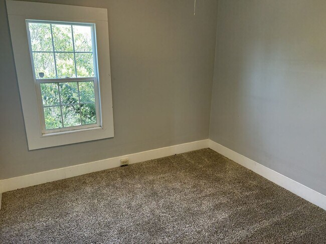 Building Photo - 3 Bedroom, 1 Bath Home in Great Location