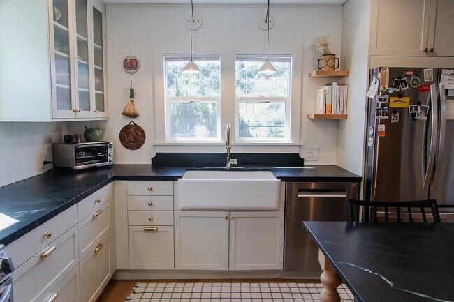 Foto del edificio - 647 Academy Rd