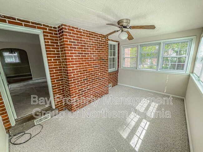 Building Photo - 805 S Irving St