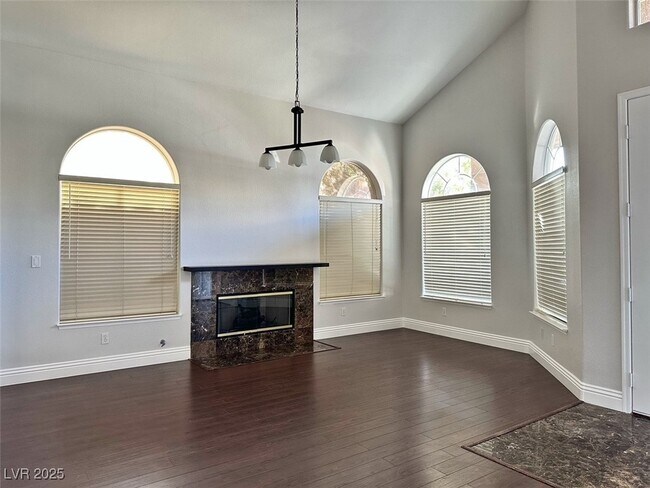 Foto del edificio - 8931 Lansberry Ct
