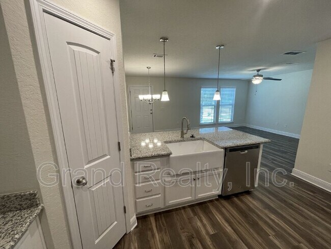 Foto del edificio - 4427 Village Oak Ln