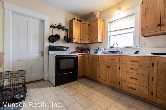 Building Photo - 624 Hagar St