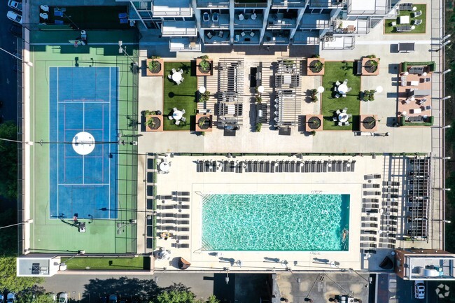 Piscina con terraza - The VUE Charlotte On 5th