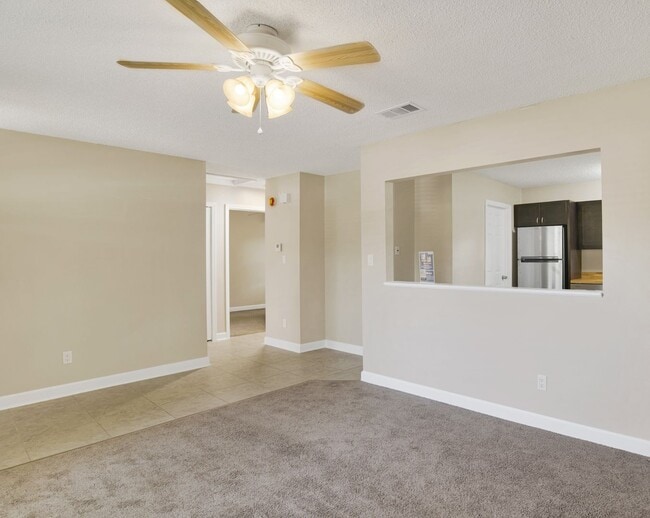 Building Photo - Beautifully Renovated Duplex with Private ...