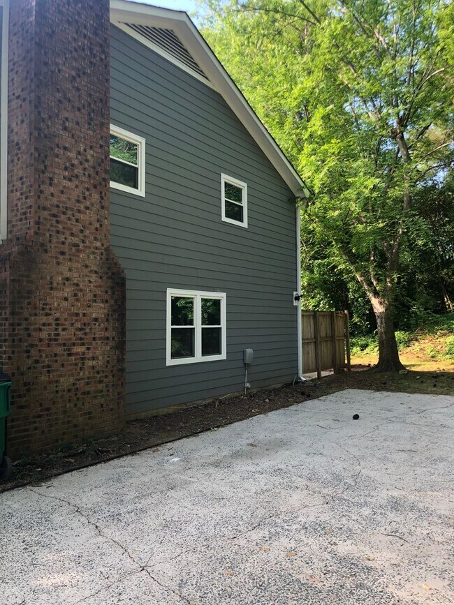 Building Photo - Rama-King Edward Townhomes
