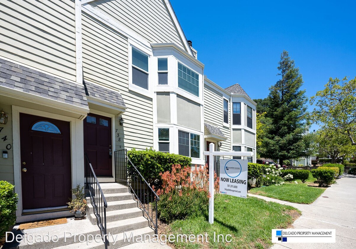 Primary Photo - 2 br, 2.5 bath House - 738 Military East