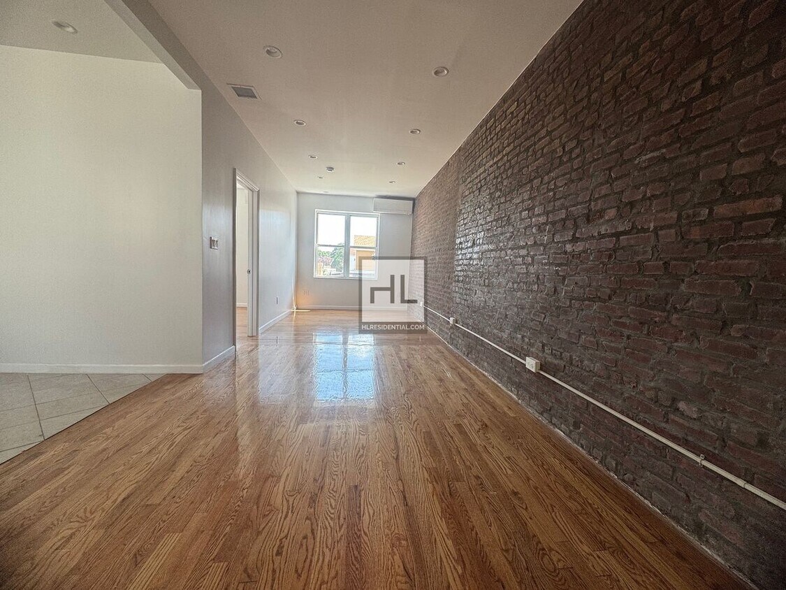 Foto principal - Fully Renovated 1-Bedroom Apartment in the...
