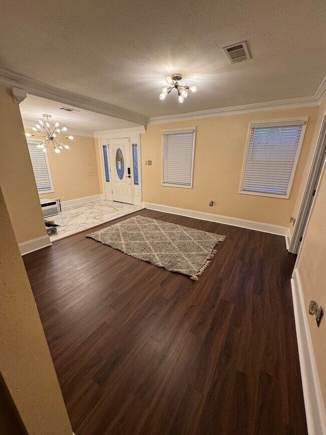 Foto del edificio - 2653 Madrid St