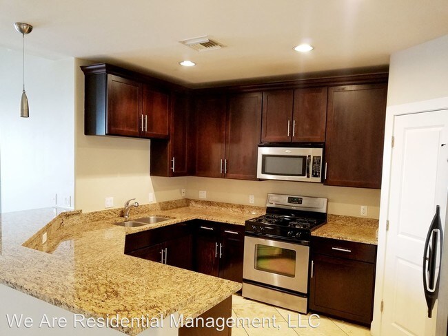 Building Photo - 945 E Playa Del Norte Dr