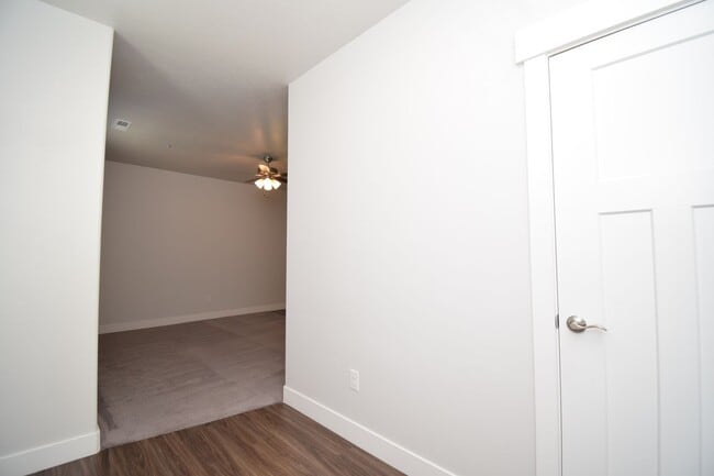 Building Photo - Bright 3 bed Condo with Pool, HOA, and Great Amenities!!