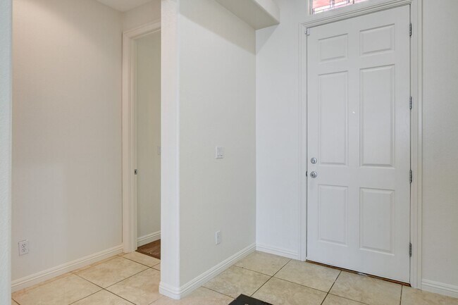 Foto del edificio - Single Family Home on 20k SQFT Lot in Gated Community