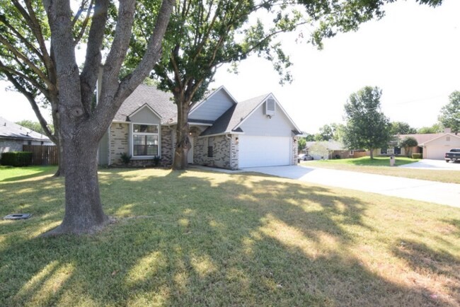 Building Photo - 711 Brazos Dr