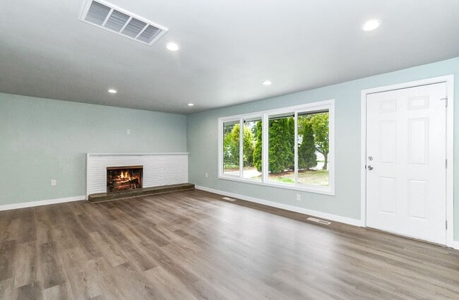 Building Photo - Mountlake Beautiful