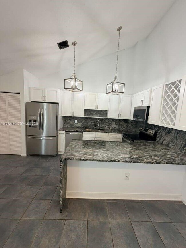 Foto del edificio - 1350 Periwinkle Pl