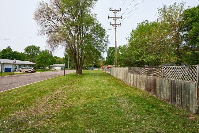 lado - 1353 15th Ave S