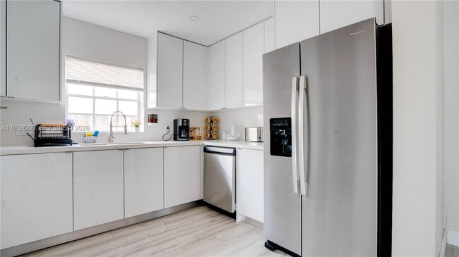 Building Photo - 5157 NE 6th Ave