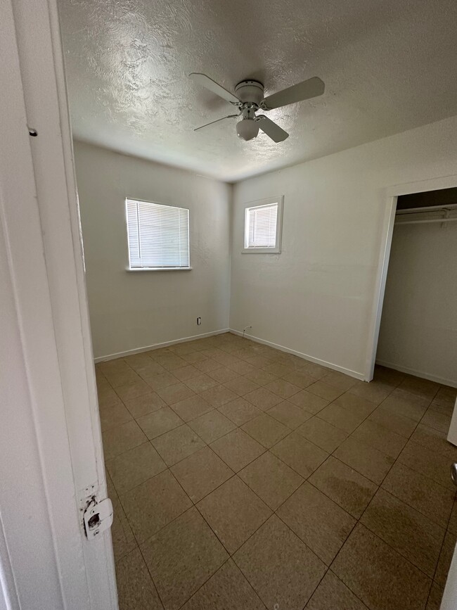 Foto del edificio - 3143 E Clay Ave